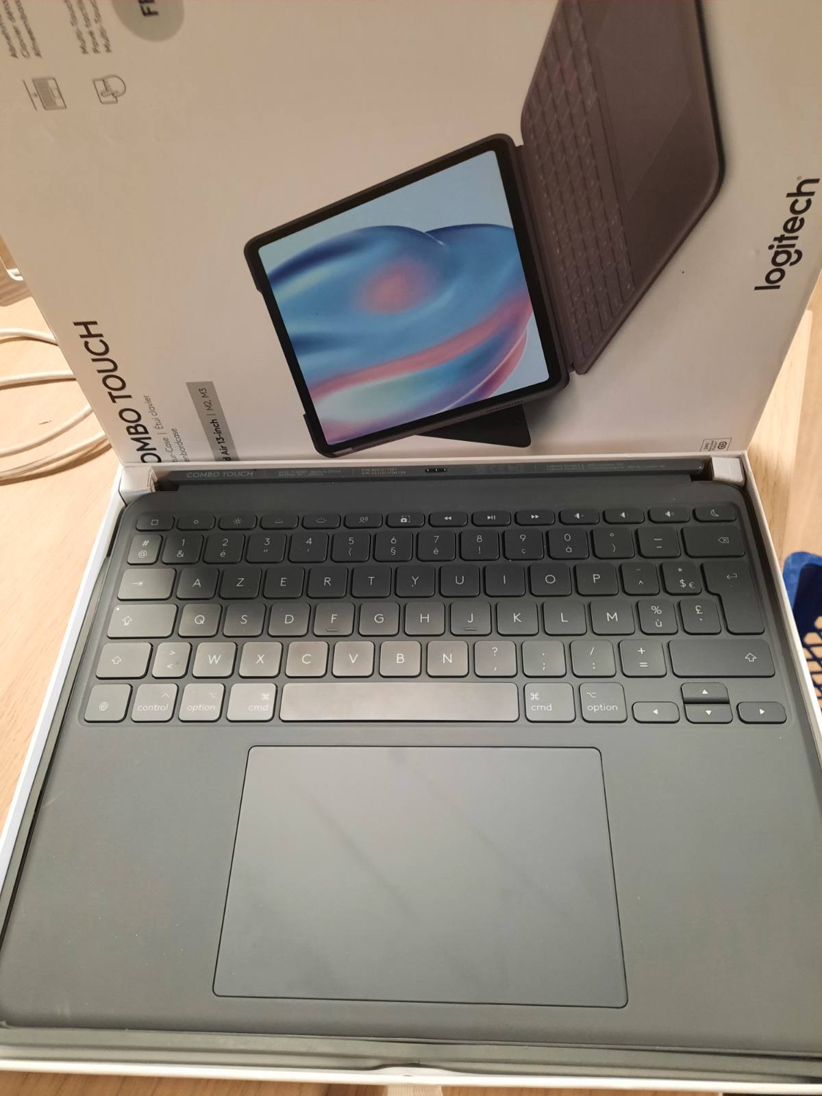 305041 - LOGITECH Mbështjellëse Combo Touch për iPad Air 13 inç (M2, M3 dhe M4) (2024, 2025 dhe 2026) - Tastierë e lëvizshme me ndriçim prapa dhe mbështetëse, shkrim i rehatshëm, modalitet shumëqëllimor, paraqitje frëngjisht AZERTY - gri