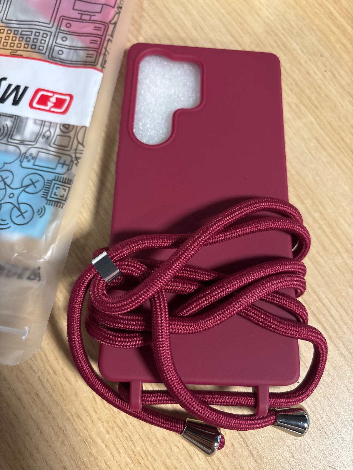 296451 - MYGADGET Mbështjellëse Cord për Samsung Galaxy S25 Ultra - Mbulesë silikoni mat me rrip qafe - Mbrojtje nga goditjet - Lëkurë burgundy