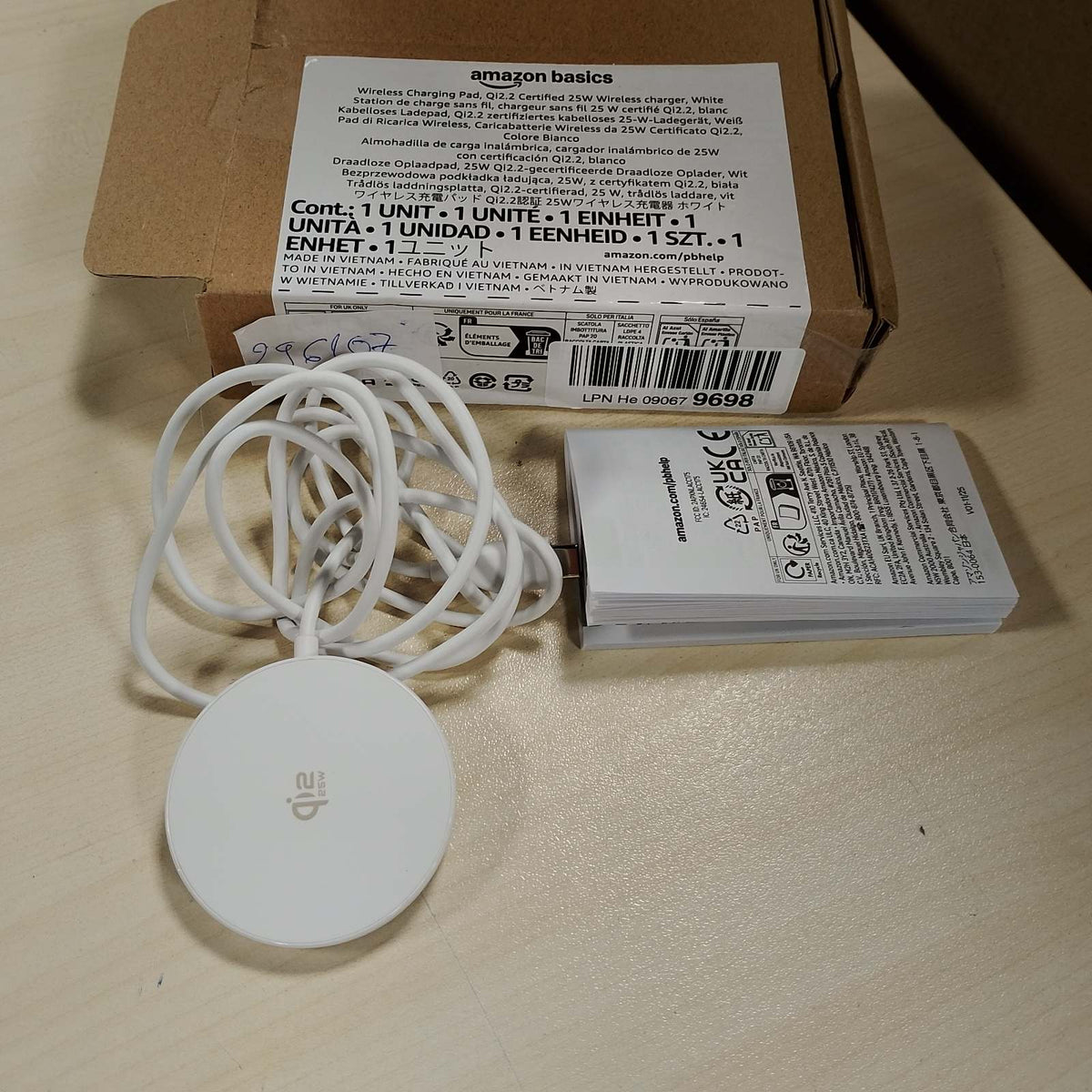 296107 - KARIKUES PA TEL AMAZON BASICS 25W, I ÇERTIFIKUAR QI2.2, I PAJTUESHËM ME MAGSAFE PËR IPHONE 17/16/15/14/13/12, I PAJTUESHËM ME MAGNET PËR TELEFONAT INTELIGJENTË ANDROID DHE GOOGLE, I BARDHË (PËRSHTATËSI NUK PËRFSHIHET)