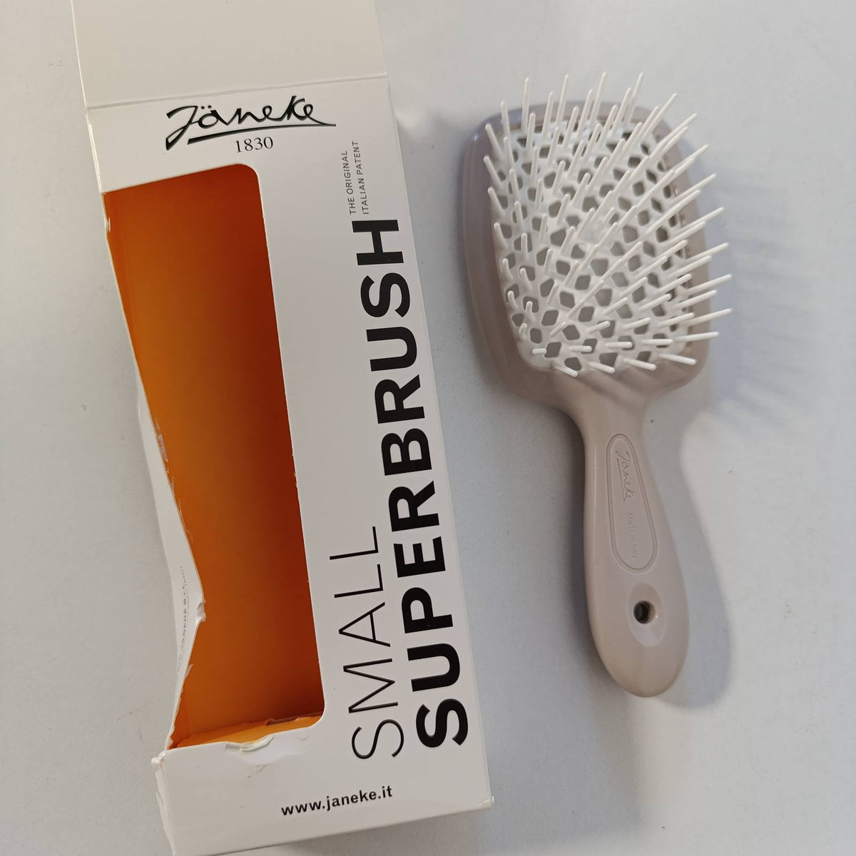296994 - JÄNEKE Furçë për kaçurrela trupi SUPERBRUSH, ngjyrë rozë pastel, e bardhë