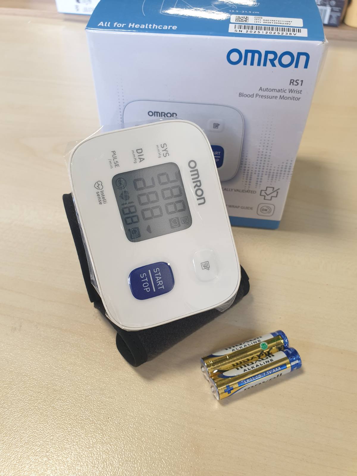 303115 - OMRON RS1 - Monitor dixhital i tensionit të gjakut për kyçin e dorës, i validuar klinikisht