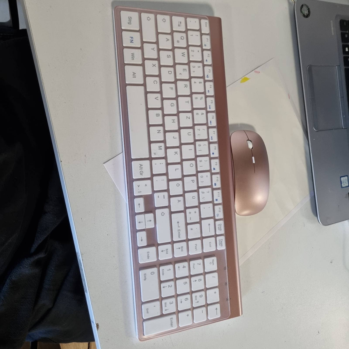 305360 - TOPMATE Set Tastierash dhe Mausi Ultra i Hollë, Maus 2.4G i Heshtur Kompakt USB 2400DPI dhe Tastierë me Snap Switch me Mbulesë, me 2 Bateri AA dhe 2 Bateri AAA për PC/Laptop/Windows/Mac - Rozë e Bardhë