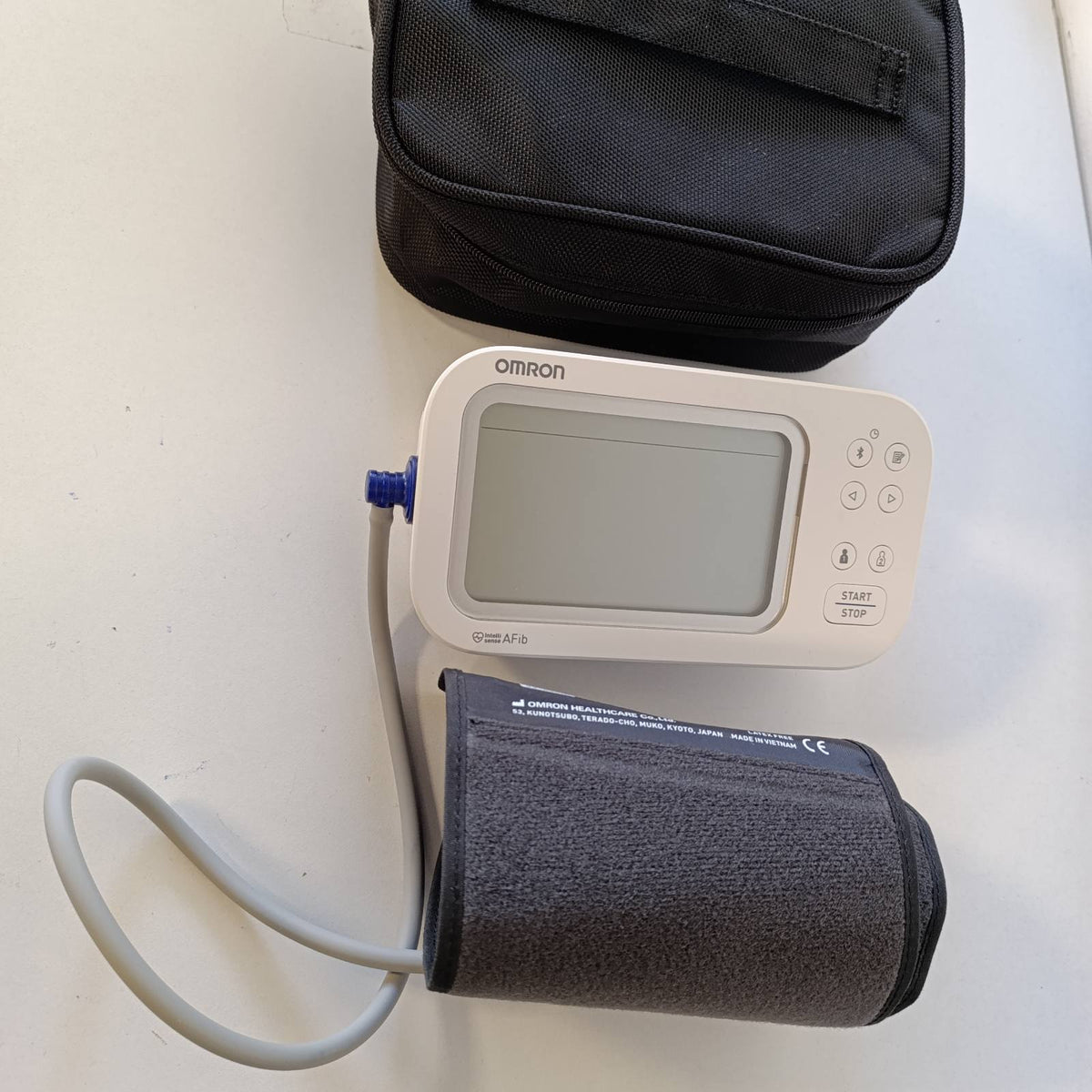 305747 - OMRON X7 SMART AFIB, monitorues i tensionit të gjakut për krahun e sipërm, 2 përdorues, 22-42 cm.