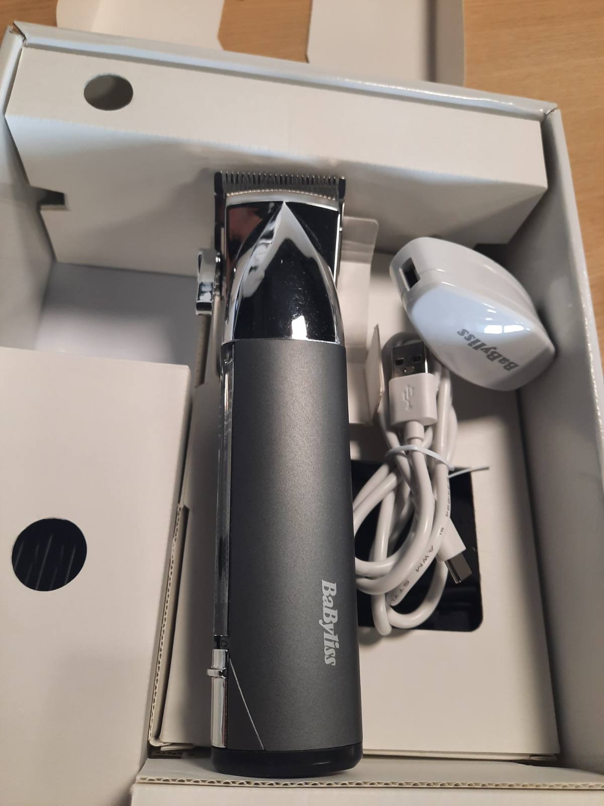 305693 - BABYLISS Makinë prerëse flokësh Super-X Metal pa tel, tehe çeliku japoneze, 10 krehëra, 2 krehëra veshësh, bateri litiumi, ekran dixhital, dorezë metalike, e zezë, E996E