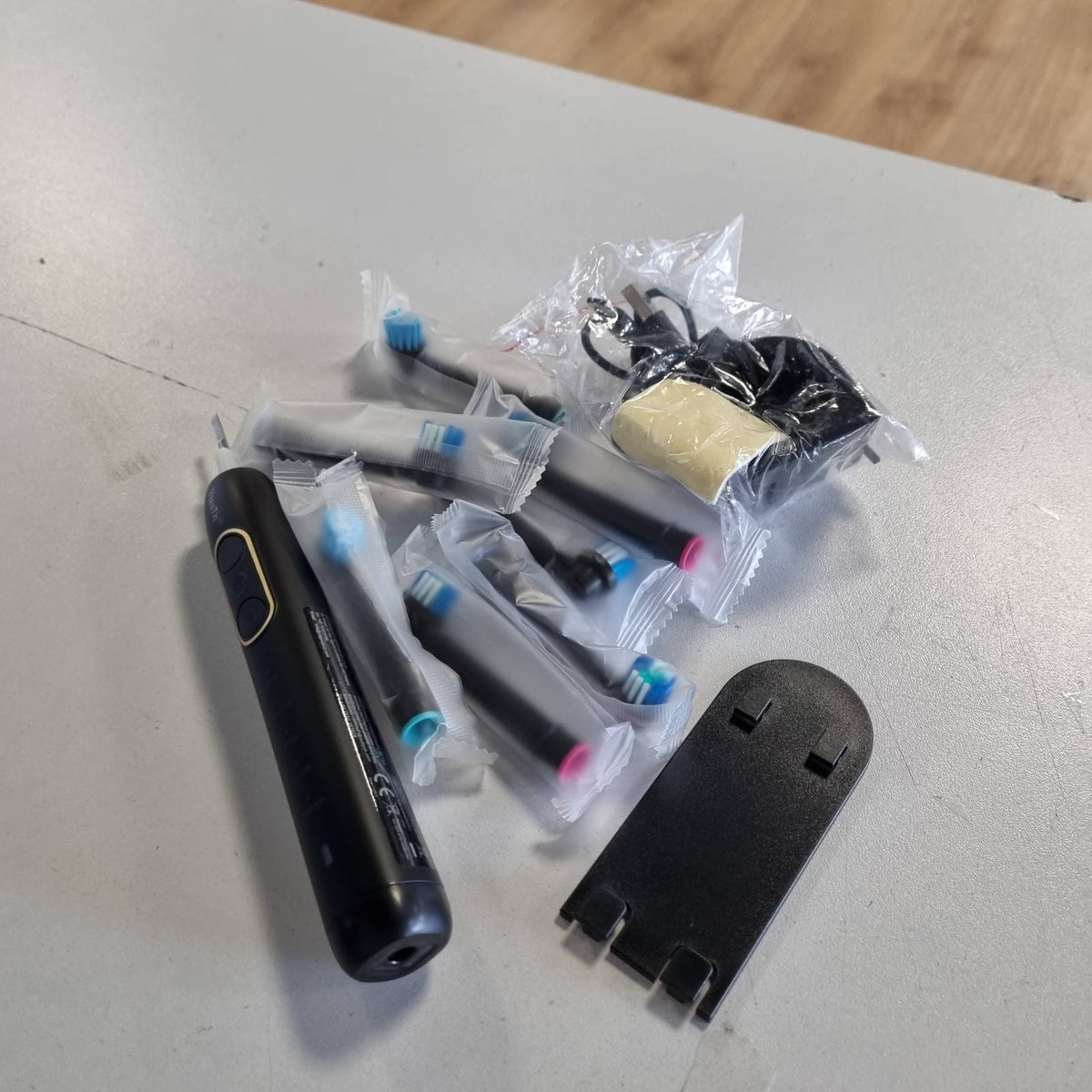 303052 - Furçë dhëmbësh elektrike rrotulluese, 3 nivele fuqie, 5 mënyra, 7 koka furçe, IPX7 rezistente ndaj ujit, rikarikueshme, e zezë.