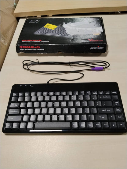 305441 - PERIXX Tastierë Mini për PS2, me Tel, e Zezë, Paraqitje Amerikane