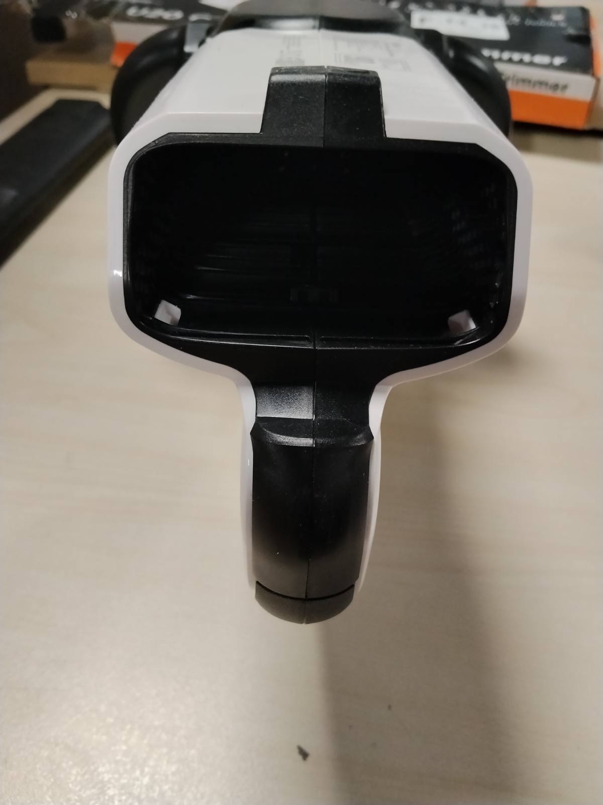 322255 - LITHELI Kositëse gardhesh pa tel, gjatësi tehu 56 cm, mbrojtëse tehu, dorezë ergonomike, bateri 2.0Ah, tehe çeliku të prera me lazer