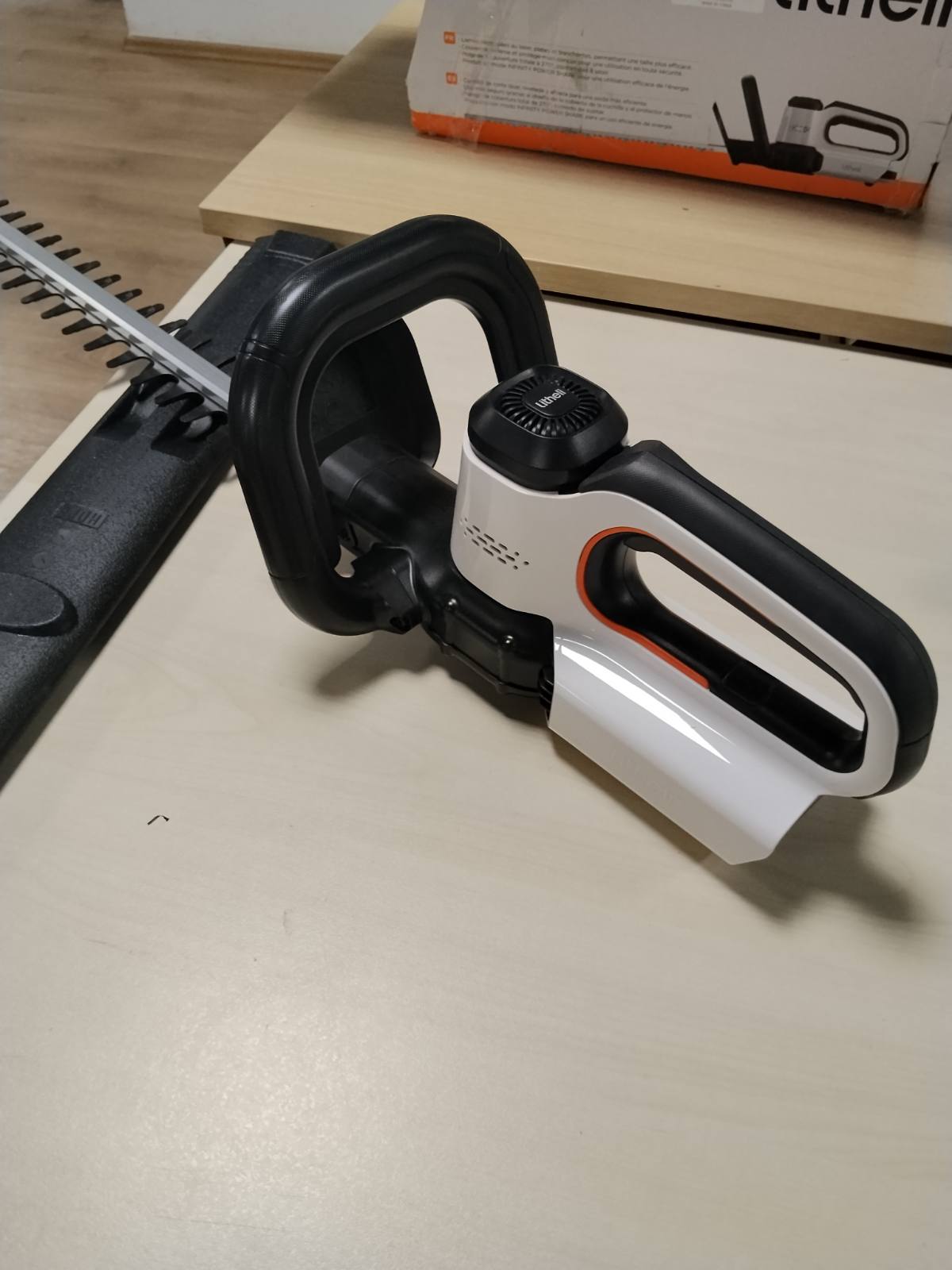 322255 - LITHELI Kositëse gardhesh pa tel, gjatësi tehu 56 cm, mbrojtëse tehu, dorezë ergonomike, bateri 2.0Ah, tehe çeliku të prera me lazer