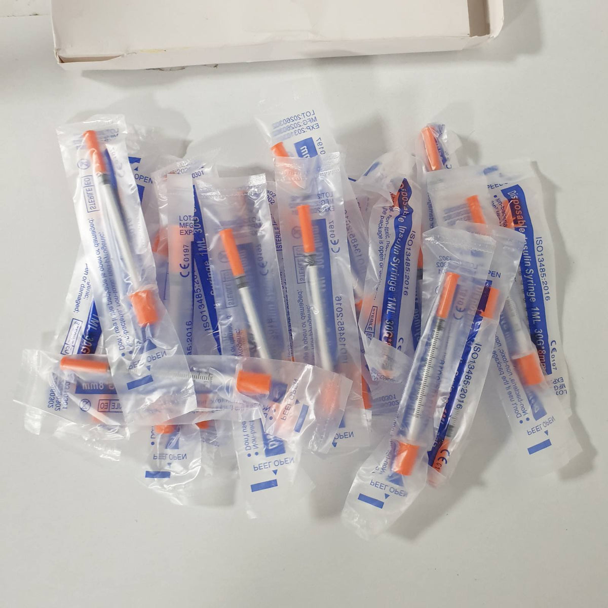 306803 - SHIRINGA 22 shiringa insuline x 1 ml me gjilpëra 30Gx8 mm, shiringa të disponueshme U100, pako shiringash të mbështjella individualisht për përdorim veterinar dhe laboratorik.