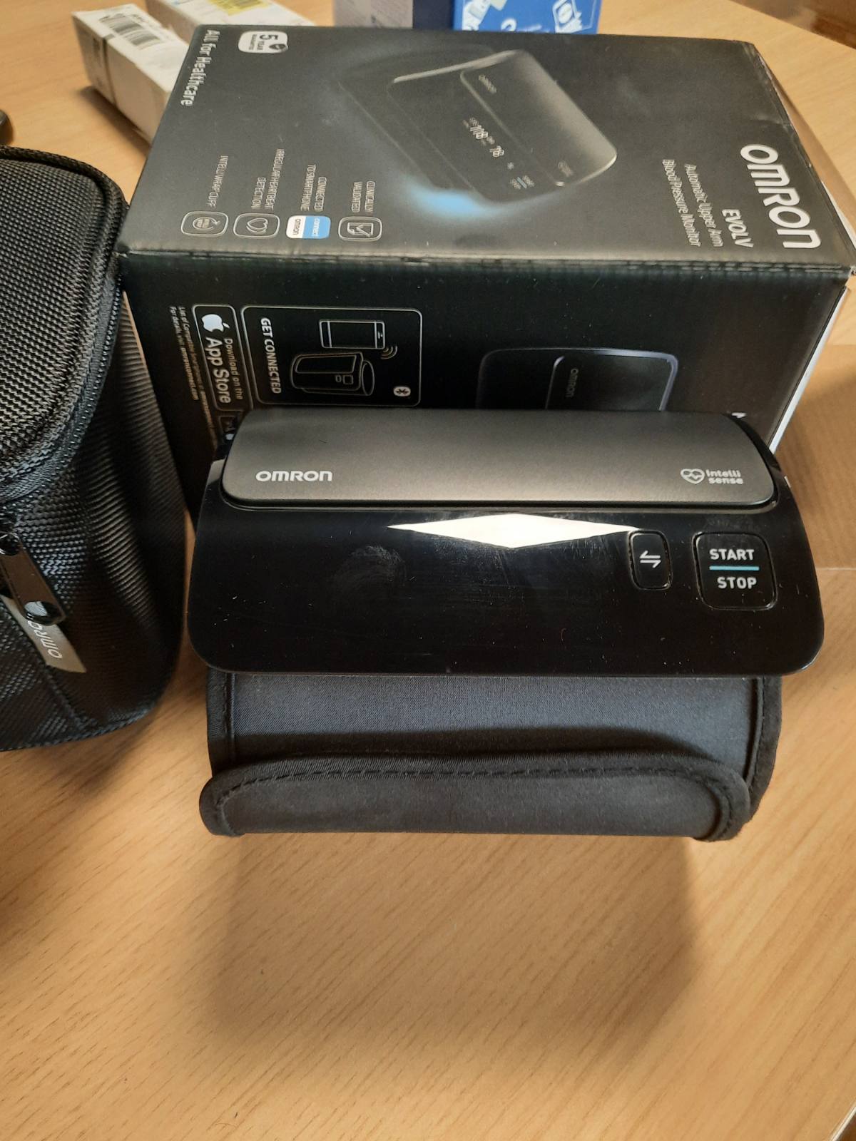 305716 - OMRON Monitor pa tel i tensionit të gjakut EVOLV, për krahun e sipërm, 22-42 cm