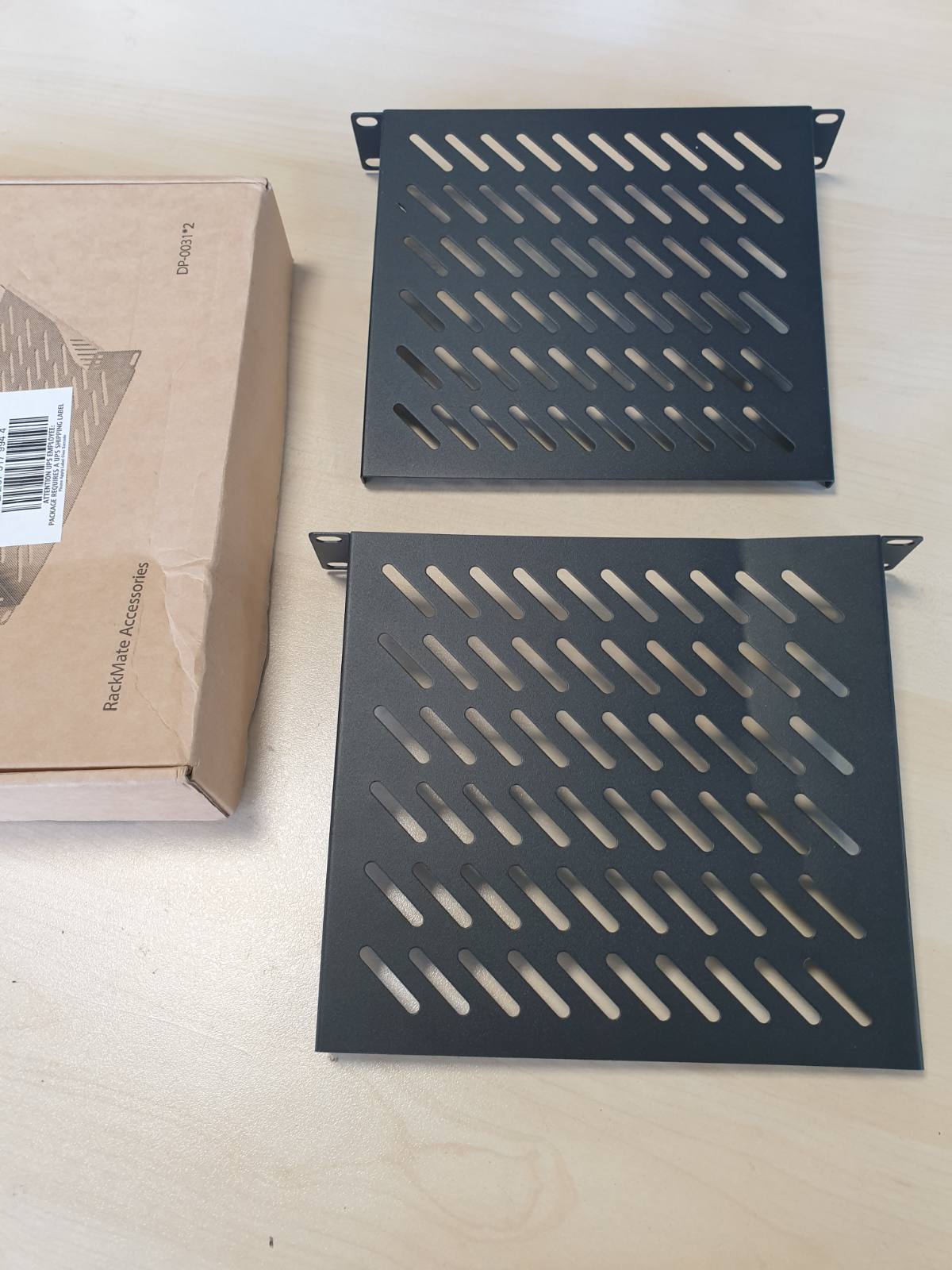 305238 - GEEEKPI Rafti i rafteve të serverave me 2 copë 1U – Raft kantilever i ventiluar 10 inç, 200 mm i thellë, i përshtatshëm për kabinetet e serverave 10 inç dhe kabinetet e rrjetit DeskPi RackMate T1/T0 (i zi)
