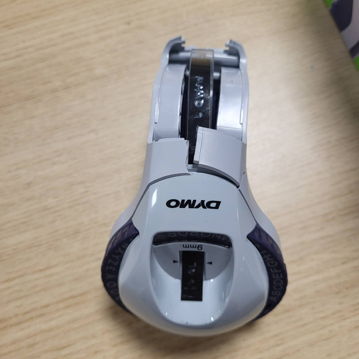 309157 - DYMO Sistemi i Shënimit Omega | Krijues etiketash me ekran të vogël, i projektuar në mënyrë ergonomike, me klikim rrotullues | Për shtëpi, punë vetë dhe zanate