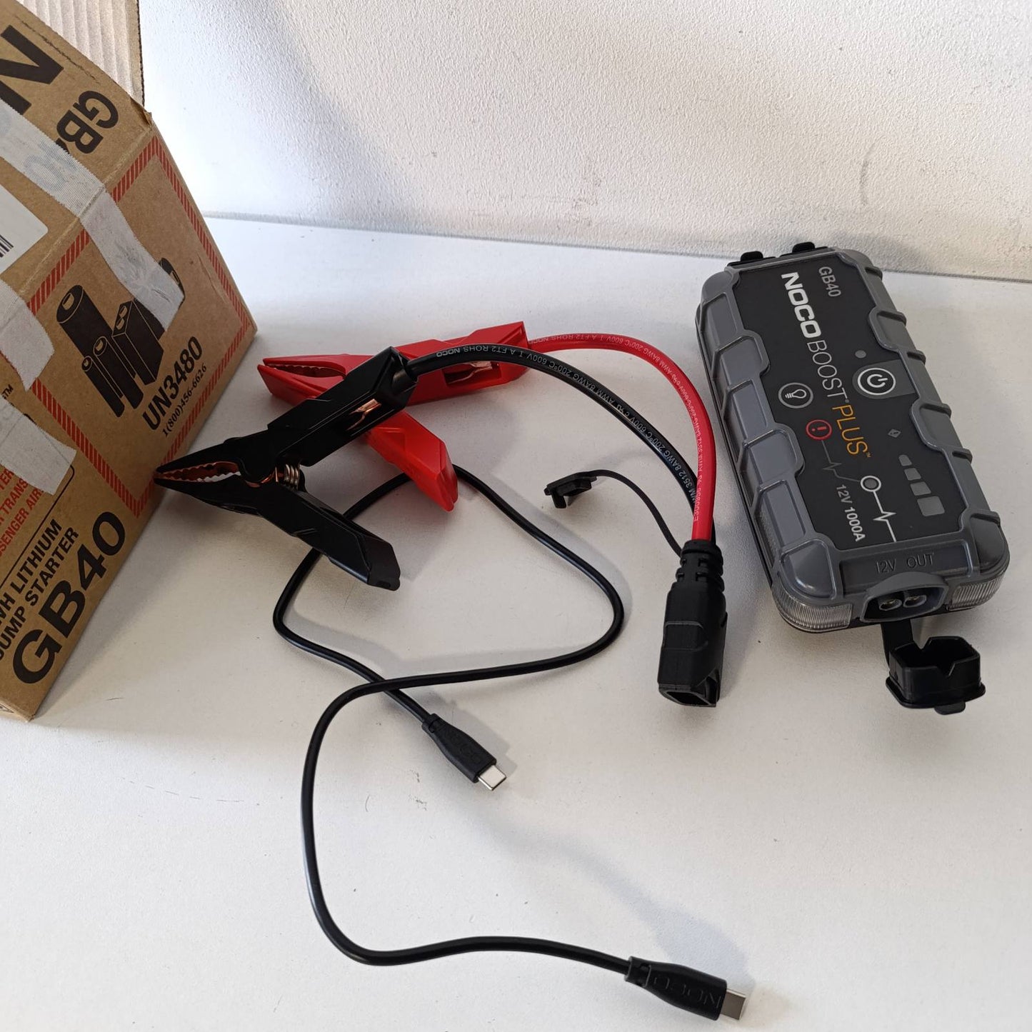 322217 - NOCO Boost GB40: Përforcues Baterie UltraSafe 1000A – Nisës Portativ Litium 12V me Bankë Energjie dhe Karikues USB – për Motorë Benzine 6.0L dhe Dizel 3.0L