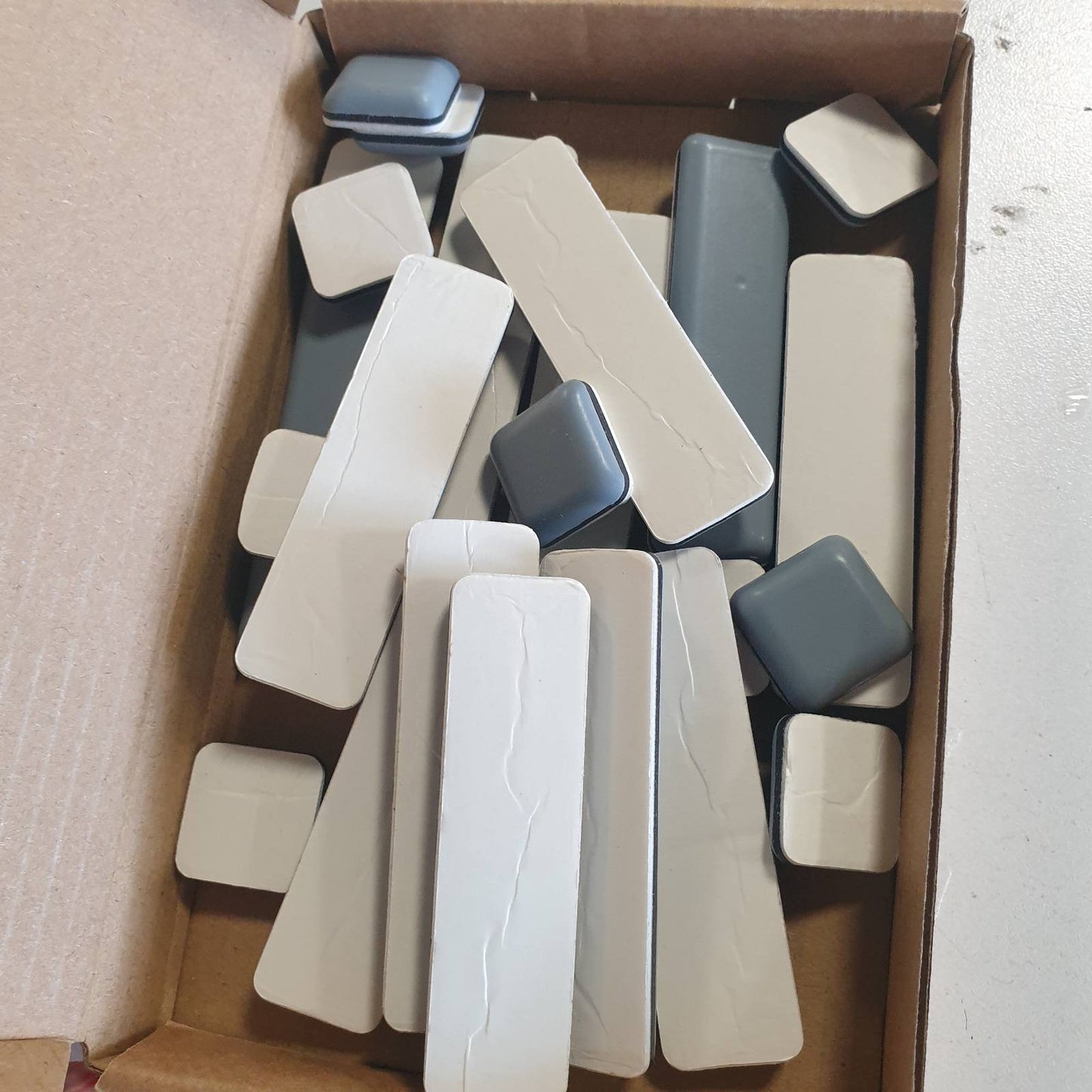 322745 - 24 copë jastëkë rrëshqitës ngjitës PTFE, jastëkë tefloni për mbrojtjen e dyshemesë së mobiljeve, gri (19x70 mm 20x20 mm)