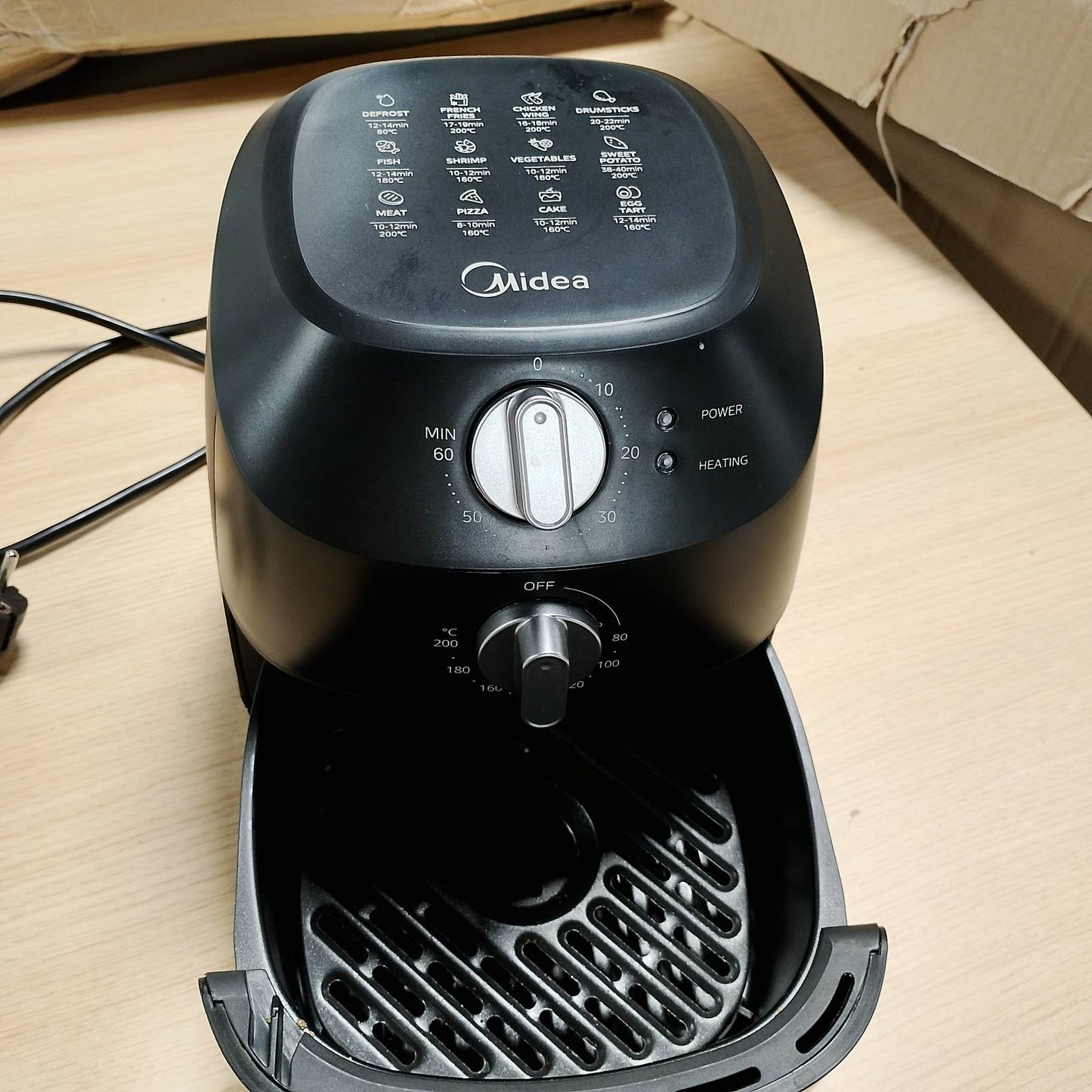 320822 - Midea - Fritezë me ajër të nxehtë 2L, 1150W, Skuqje pa vaj, Funksion fikjeje automatike, Pastrim i lehtë, Pa BPA, E zezë