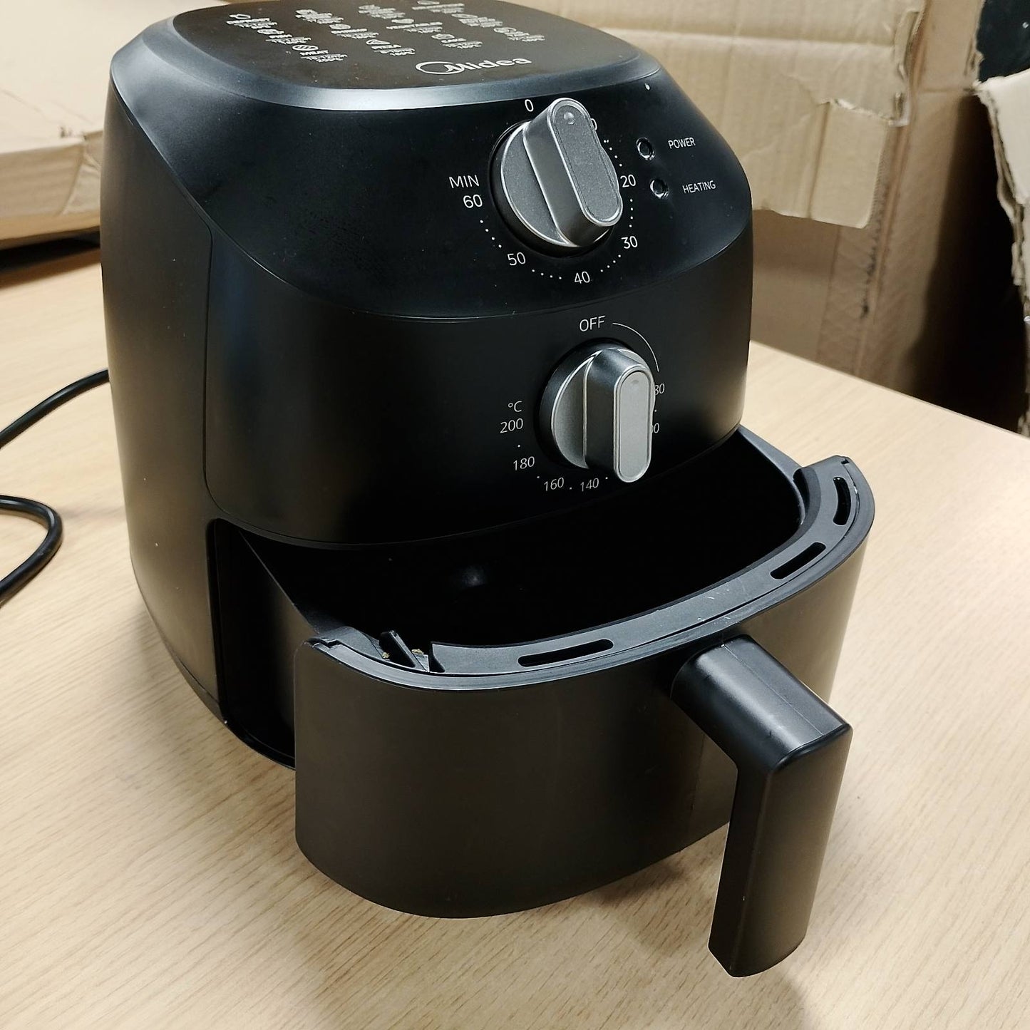 320822 - Midea - Fritezë me ajër të nxehtë 2L, 1150W, Skuqje pa vaj, Funksion fikjeje automatike, Pastrim i lehtë, Pa BPA, E zezë