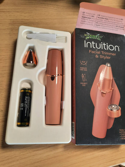 302243 - WILKINSON SWORD Prerës dhe stilues fytyre Intuition për femra, 2 në 1, rroje vetullash dhe prerës qimesh, 2 aksesorë, 1 furçë pastrimi, 1 bateri AA