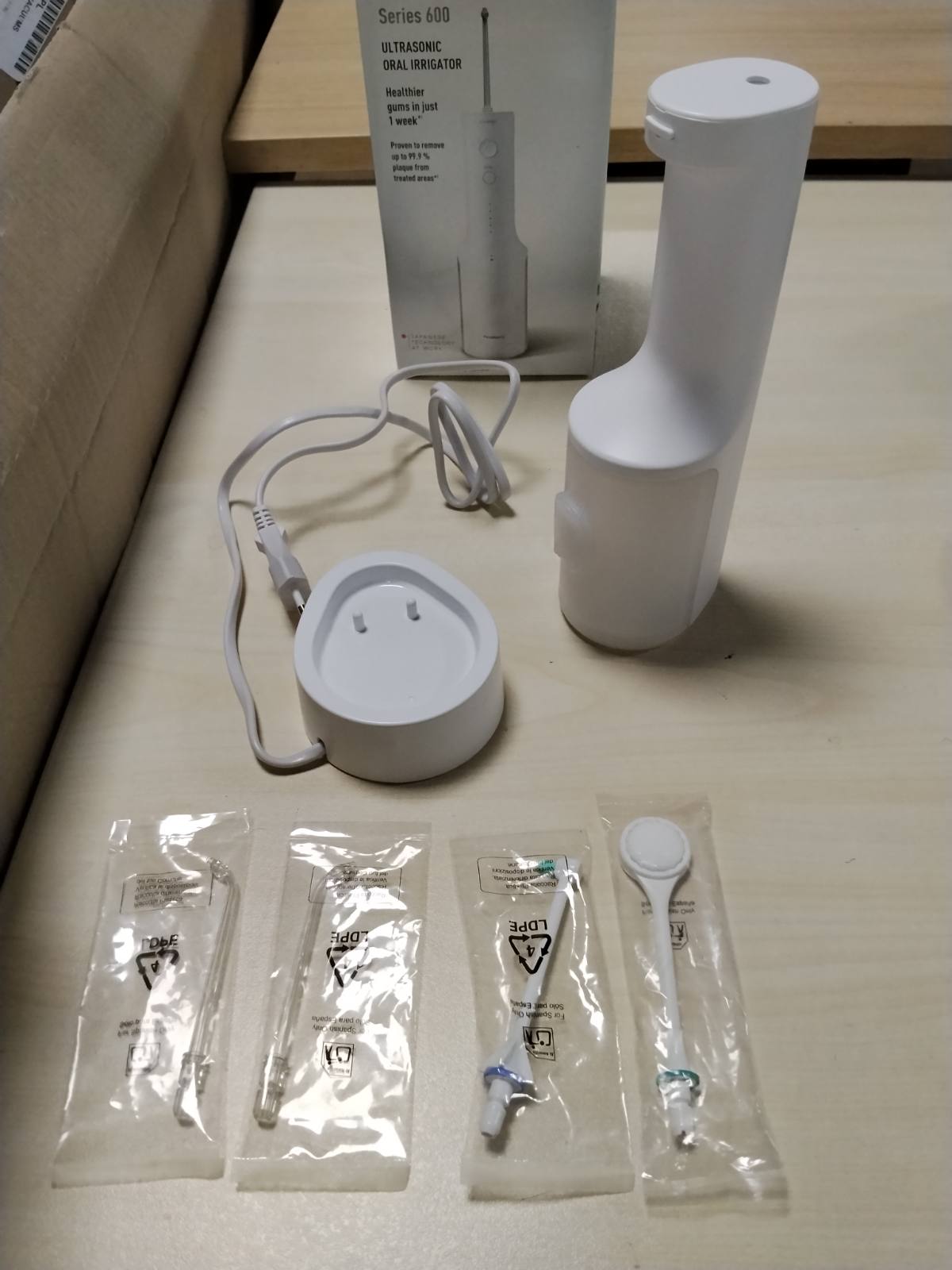301647 - PANASONIC Pastrues dhëmbësh me ujë ultrasonik Serie 600 EW-DJ67-W303, Spërkatës dhëmbësh, 200 ml, IPX7, 2 maja standarde, 1 majë ortodontike, 1 majë gjuhe, 5 cilësime presioni, e bardhë