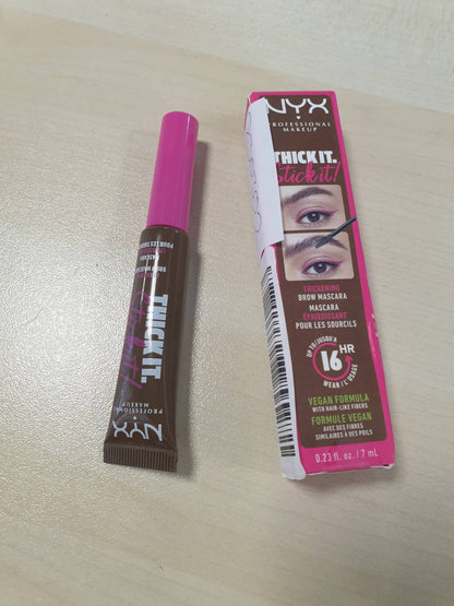 290302 - NYX PROFESSIONAL MAKEUP - Maskara për vetulla me qëndrueshmëri deri në 16 orë, Thick It. Stick It! Brow Rimel, Brunette (Blu e Ngjyrë)