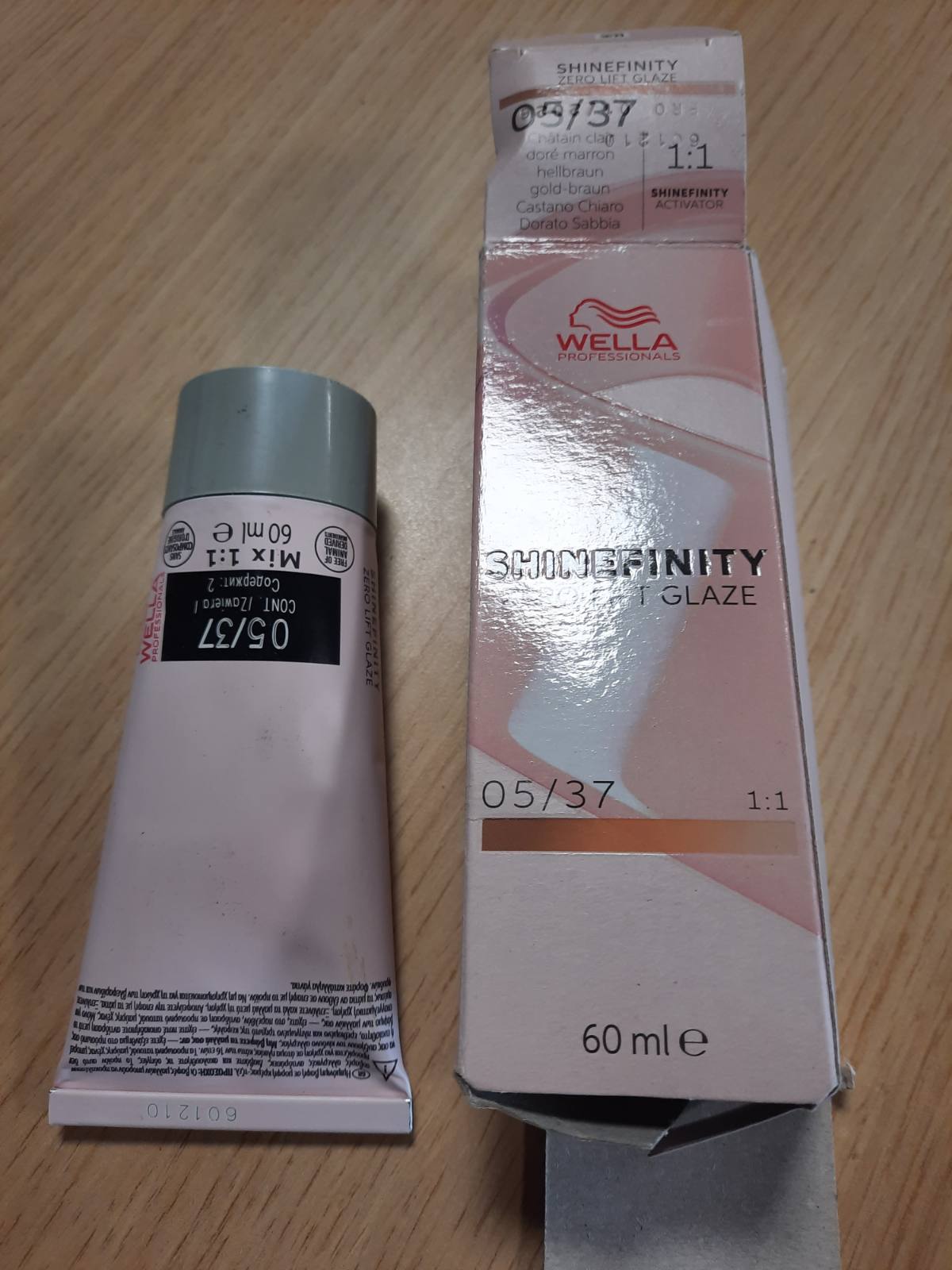 303753 - WELLA PROFESSIONALS Shinefinity Glaze 05/37 Espresso me Karamel të Ngrohtë – Ngjyrë e butë për flokë – gjysmë e përhershme, pH neutrale dhe pa amoniak – 60 ml