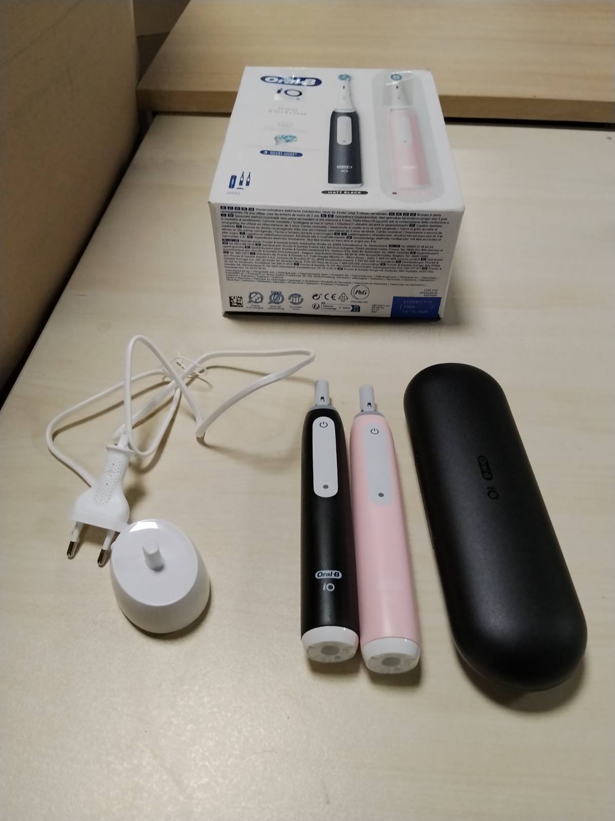 296556 - ORAL-B Furçë dhëmbësh elektrike iO Series 3, Pako me dy pjesë, e zezë/rozë