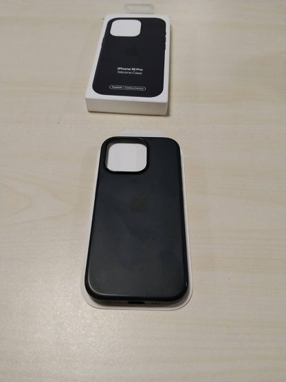 309821 - Apple - Mbështjellëse silikoni për iPhone 16 Pro me MagSafe – e zezë