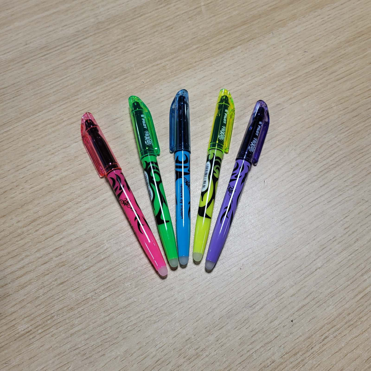 296393 - PILOT Pako me 6 ndriçues FriXion të fshishëm në ngjyra fluoreshente - 1 i verdhë, 1 rozë, 1 jeshile, 1 blu, 1 portokalli, 1 vjollcë, majë dalte për vija të holla ose të gjera