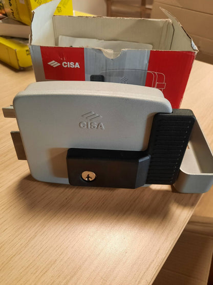 322226 - CISA Kyç elektrik i montuar në sipërfaqe 111721602N7, çelik i lyer, mbështetje rregullueshme 60 mm, dora e majtë