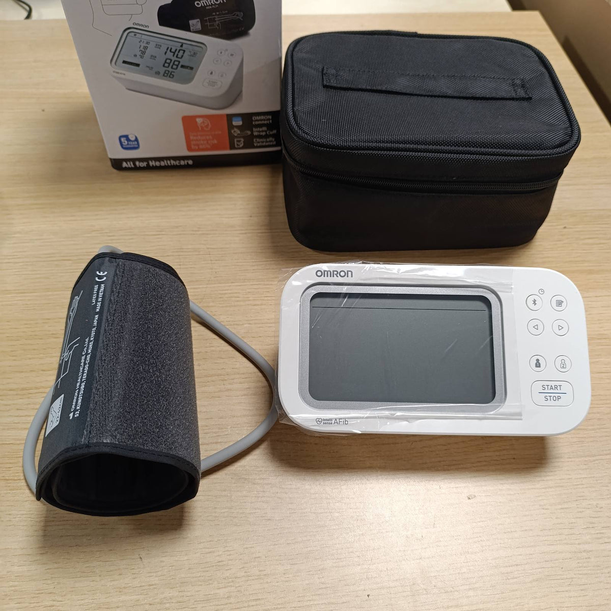 320930 - OMRON Monitorues i tensionit të gjakut për krahun e sipërm X7 Smart AFib me aplikacion, 2 përdorues, 22-42 cm