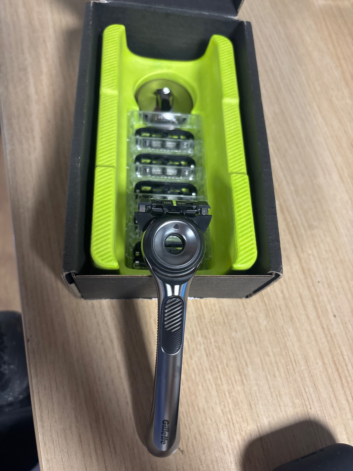 289615 - GILLETTE LABS BRISKË PËR BURRA, ME 5 FISHEKË ZËVENDËSUES, GRI