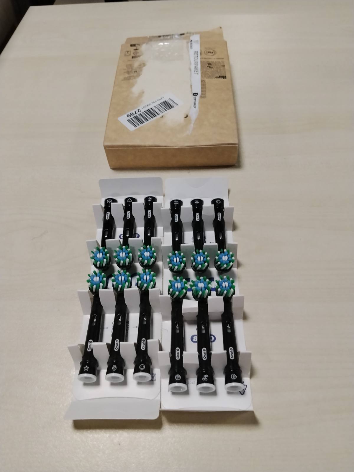 303012 - ORAL-B Koka Furçash Zëvendësuese PRO CrossAction, të Zeza, Pako me 12 Furça