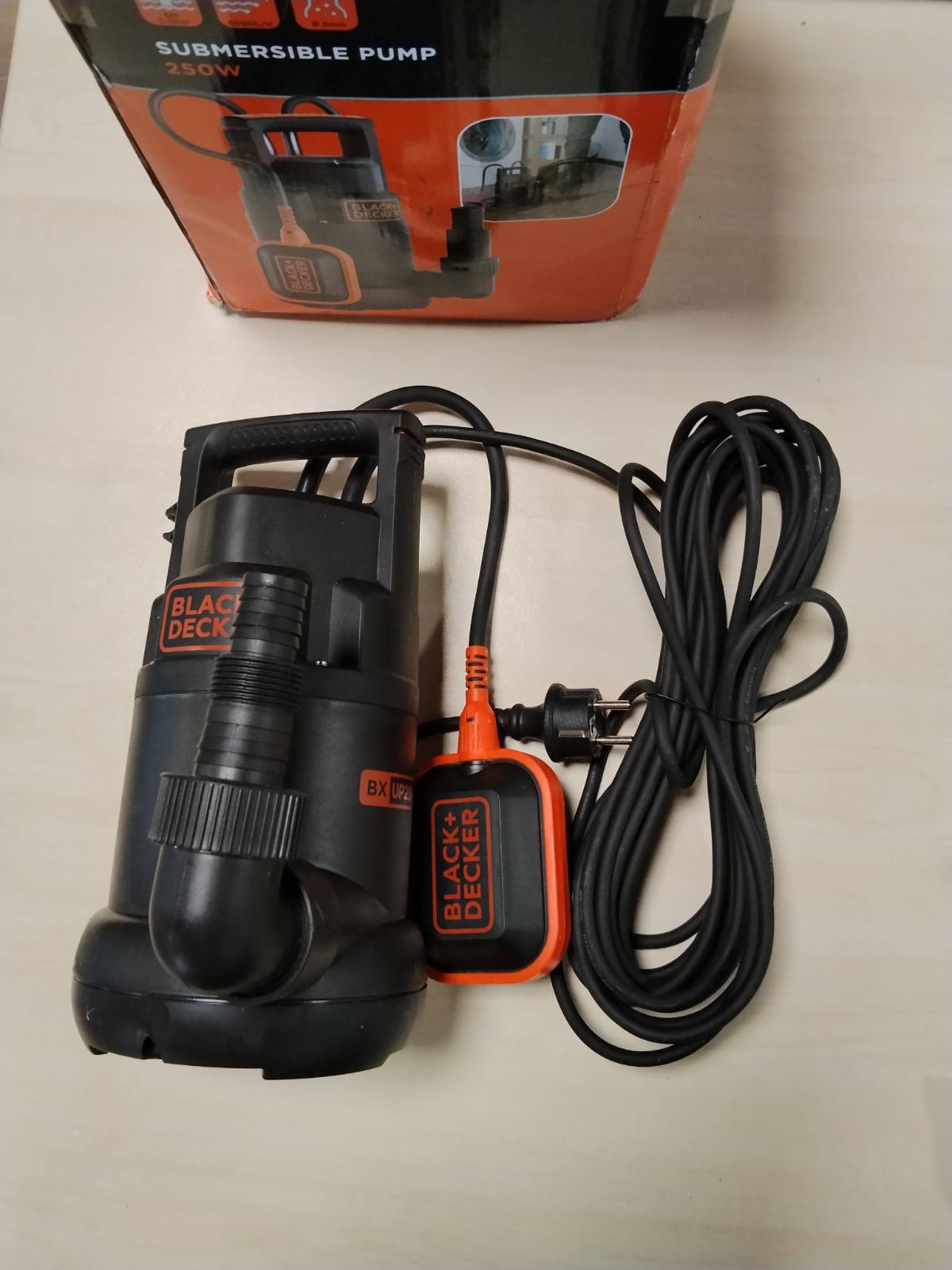 322247 - BLACK+DECKER Pompë zhytëse BXUP250PCE për ujë të pastër, 250W, Shkalla maksimale e rrjedhjes 6000 l/orë, Koka 6 m