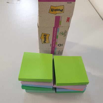 310243 - Letër shënimesh Post-it Super Ngjitëse 100% të Ricikluara, 10 blloqe, 70 fletë, 47.6 mm x 47.6 mm, Rozë, Jeshile, Blu, Vjollcë, e Verdhë