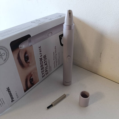 321041 - PANASONIC ES-EF10-V503 Epilator për Vetullat dhe Qimet e Fytyrës për Gra, Dritë LED, Dizajn Kompakt, Funksionon me Bateri AA, Vjollcë e Çelët