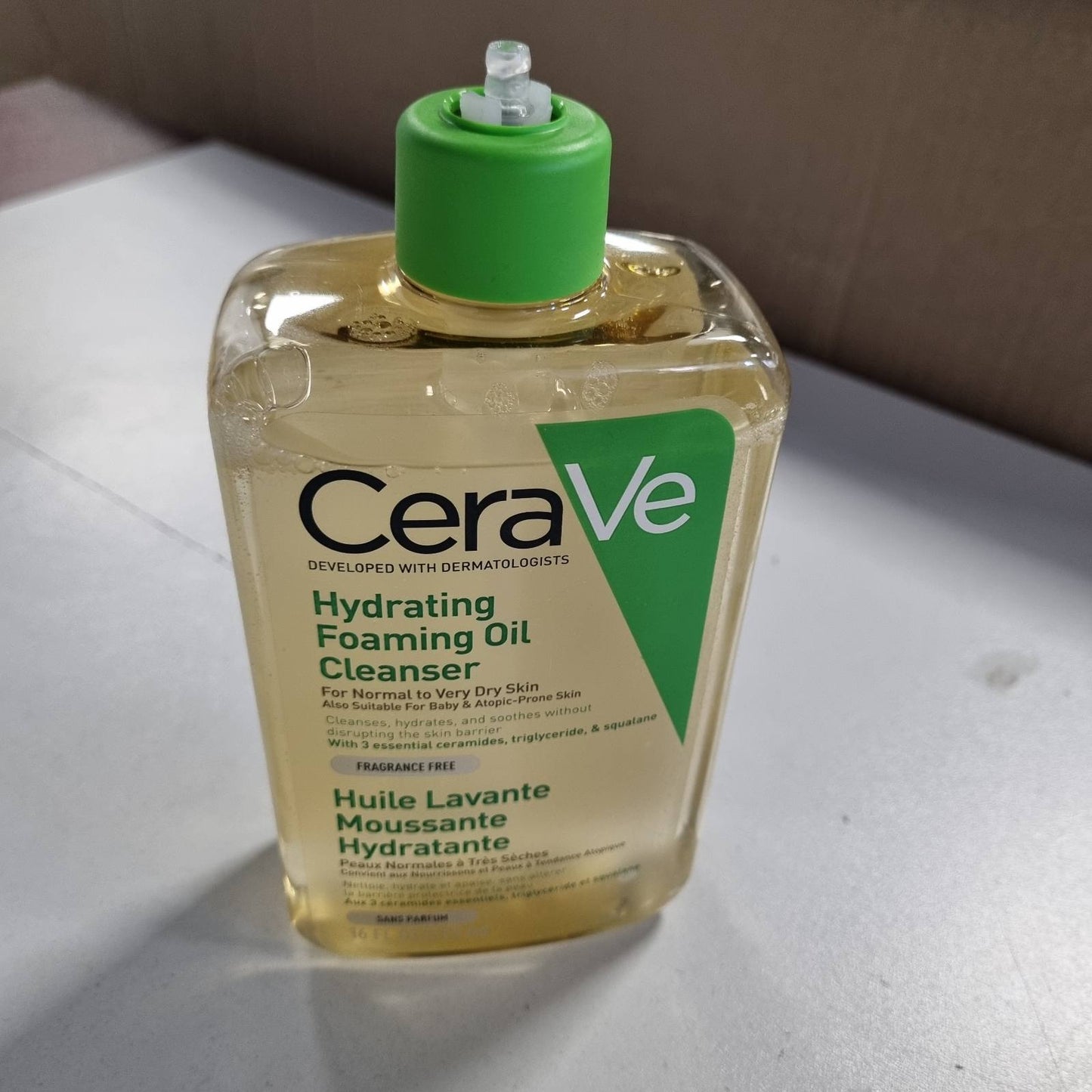 321727 - CERA VE Vaj Pastrues me Shkumë Hidratues 200 ml, Pastron, Rimbush Lipidet, Hidraton, Squalane, Acid Hialuronik, për Lëkurë Normale deri në Shumë të Thatë dhe me Prirje Atopike