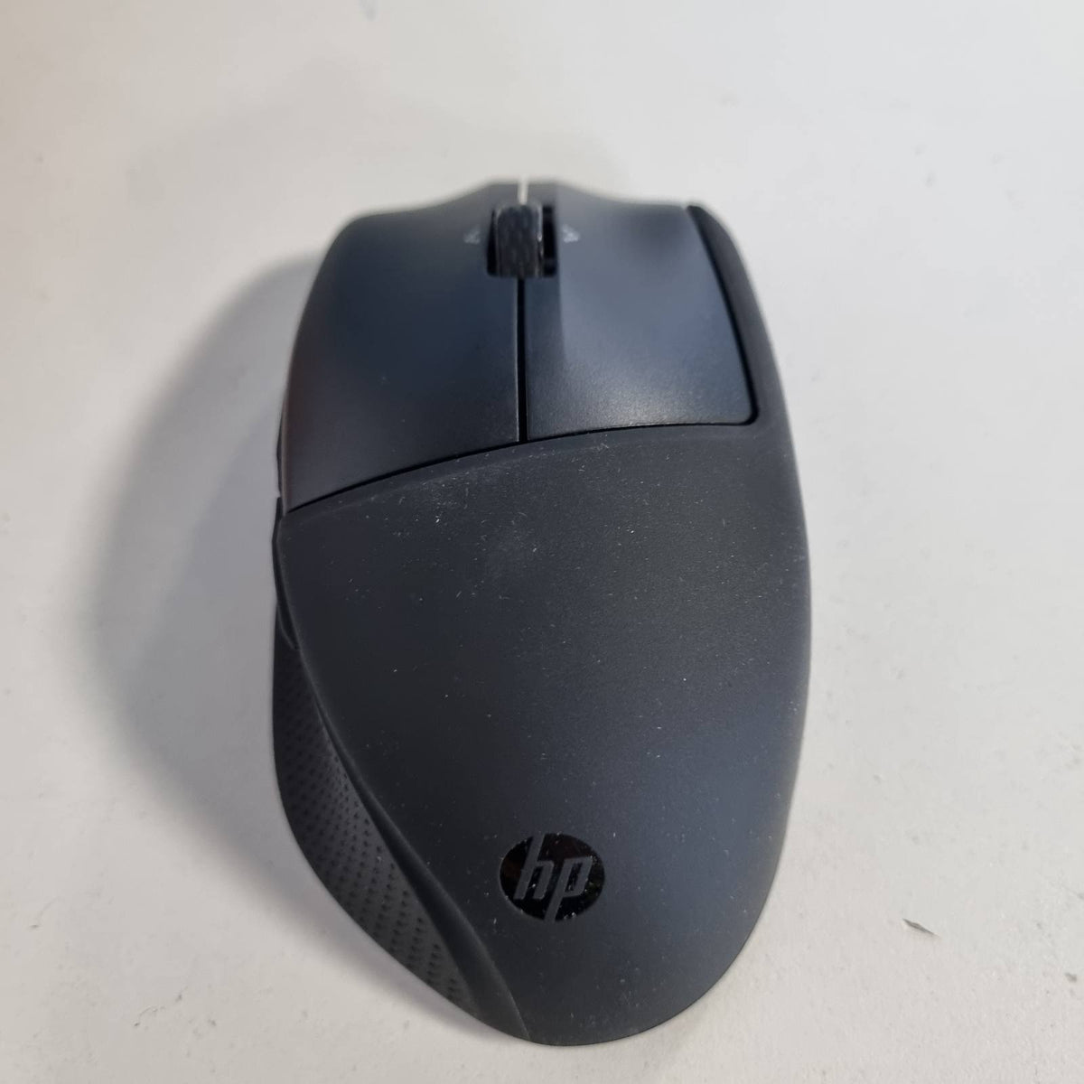 309877 - HP MAUS BLUETOOTH 480 COMFORT | Lidh deri në 3 pajisje | 6 butona të programueshëm | Rrotë lëvizëse 4D | Ergonomik | 4000 DPI | Doreza anësore të buta | Klikime të qeta | Windows 10, 11 dhe macOS | I zi