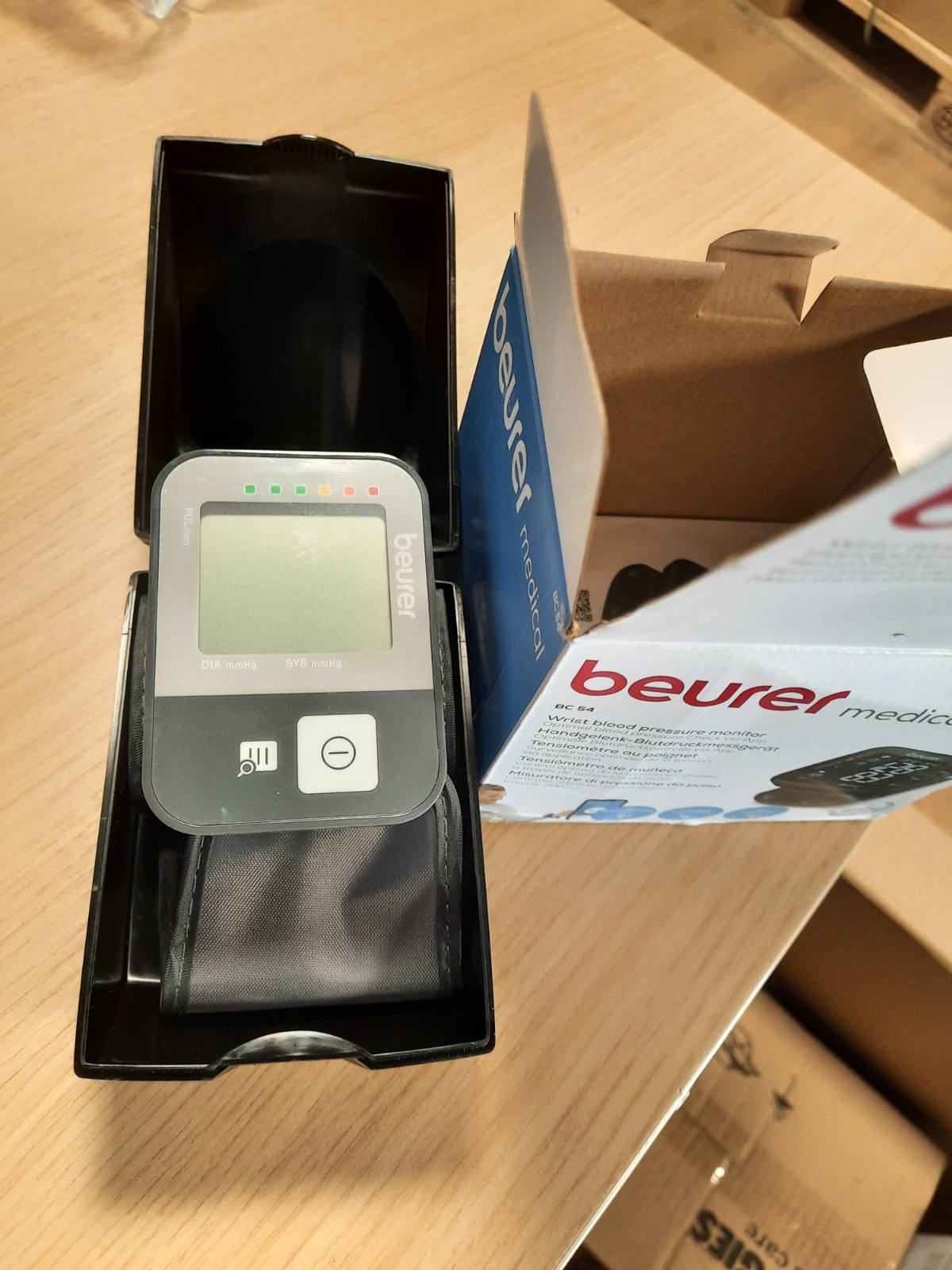 321030 - BEURER Monitor tensioni i gjakut BC 54 për kyçin e dorës me teknologji fryrjeje, tregues rreziku me ngjyra, zbulim të aritmisë, perimetër kyçi 13.5-21.5 cm, me aplikacion, transferim të dhënash në Apple Health