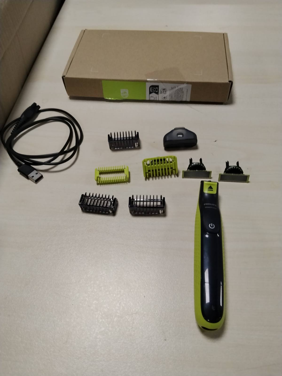 301757 - PHILIPS Prerës elektrik OneBlade 360 për fytyrën dhe trupin, makinë rroje, 3 tehe 360, 3 krehër mjekre (1, 3, 5 mm), QP2824/31
