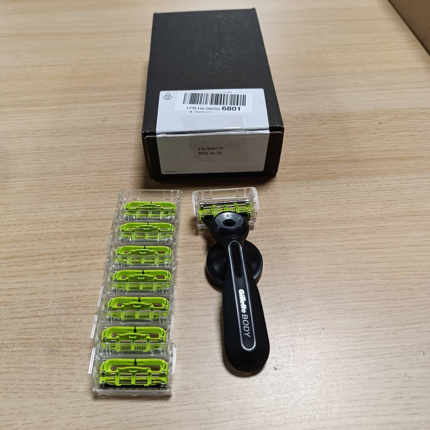 289762 - GILLETTE Briskë intime Labs Body + Intimate për meshkuj, 8 fishekë, e zezë