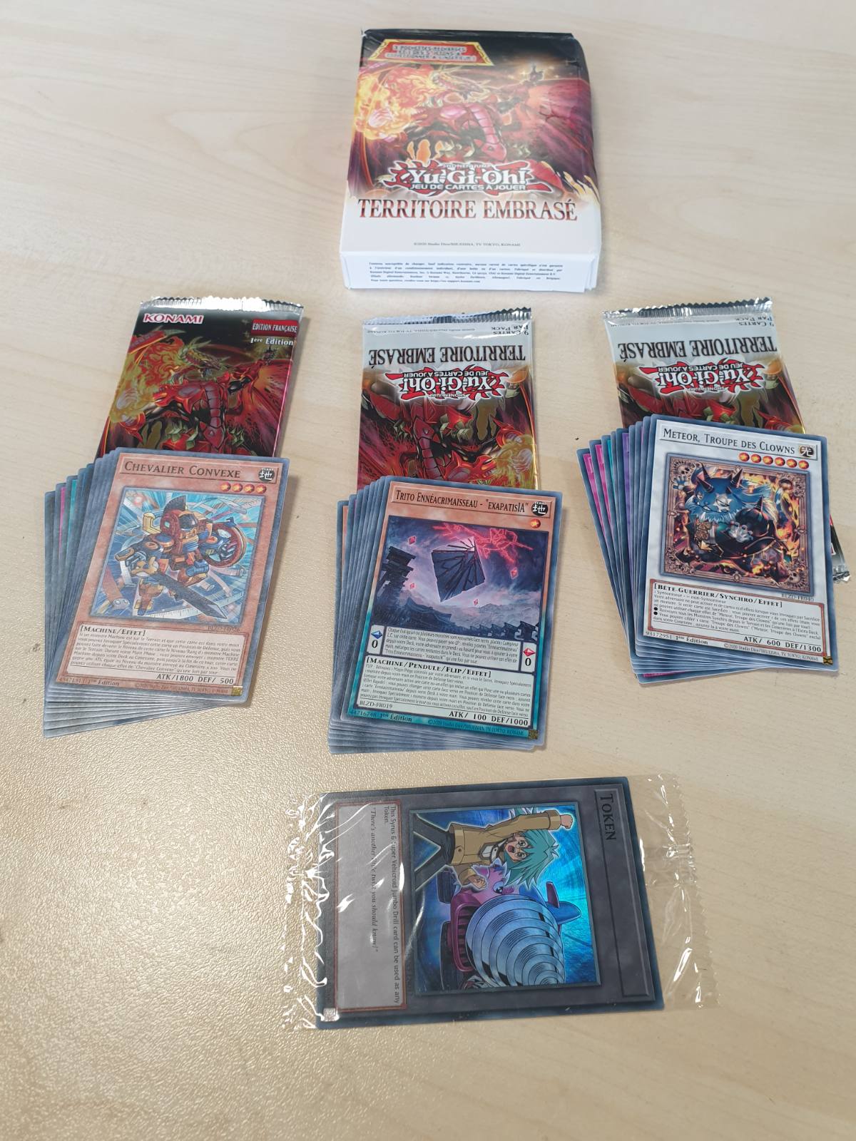 305496 - YU-GI-OH! Pako me 3 kuti përforcuese Burning Territory - 28 karta duke përfshirë 1 kartë token për koleksionim - Mosha 6+ - Edicioni Francez