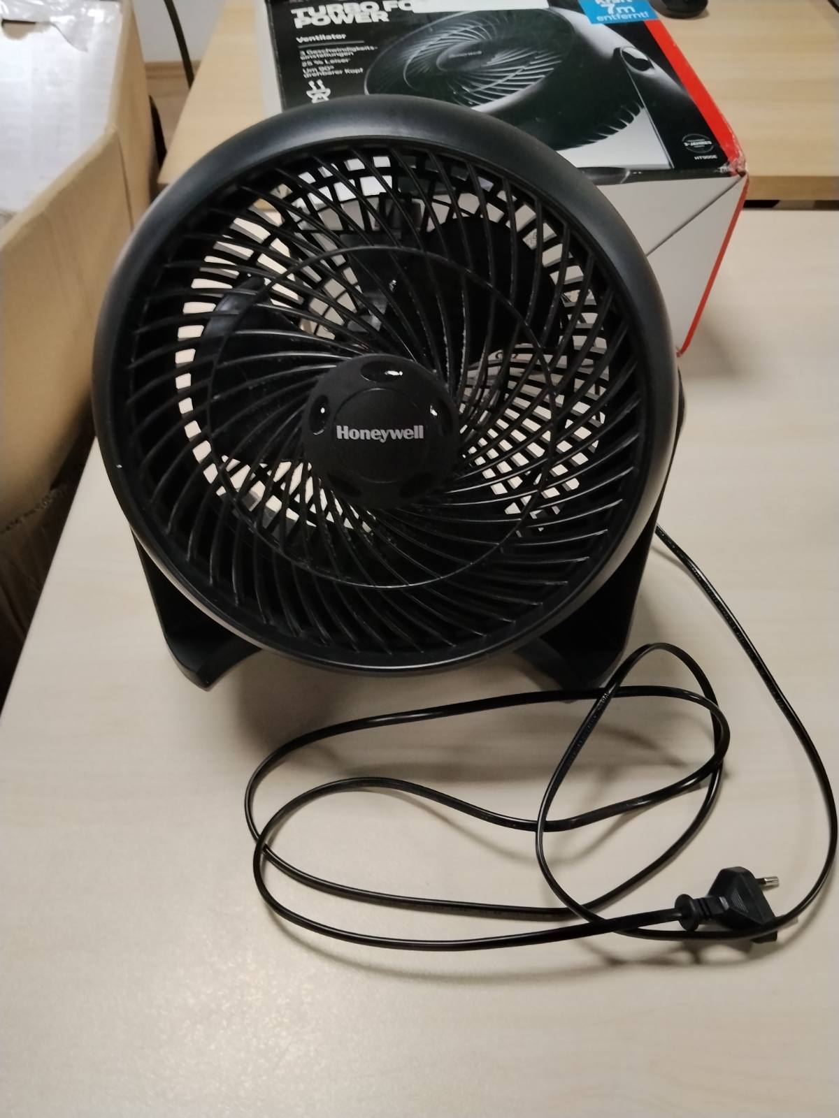 322369 - Honeywell Ventilator TurboForce Turbo HT900E, Ftohje e Qetë, Kënd i Rregullueshëm i Pjerrësisë deri në 90°, 3 Cilësime Shpejtësie, I Montueshëm në Mur, Ventilator Tavoline, i Zi