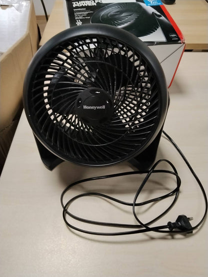 322369 - Honeywell Ventilator TurboForce Turbo HT900E, Ftohje e Qetë, Kënd i Rregullueshëm i Pjerrësisë deri në 90°, 3 Cilësime Shpejtësie, I Montueshëm në Mur, Ventilator Tavoline, i Zi