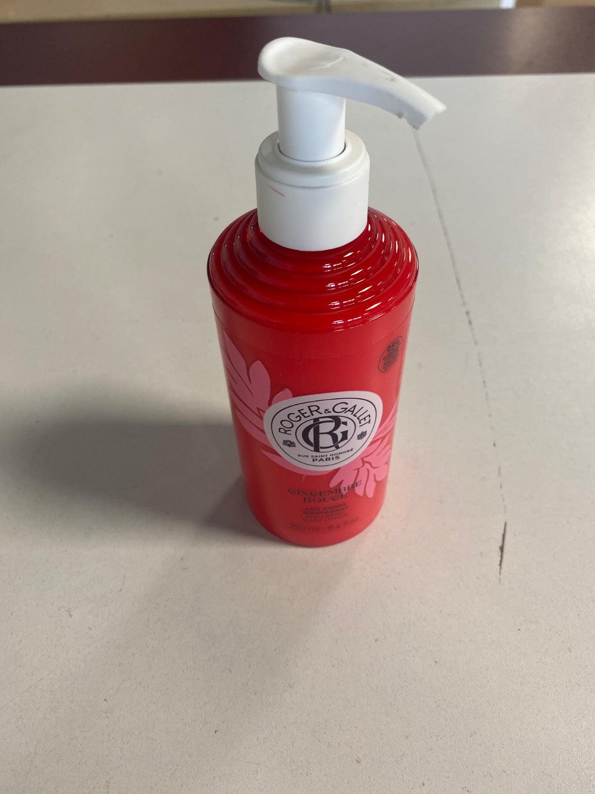 321741 - ROGER&GALLET - Losion trupi me aromë xhenxhefili të kuq - I pasuruar me gjalpë shea - Hidratues dhe ushqyes - Vegan