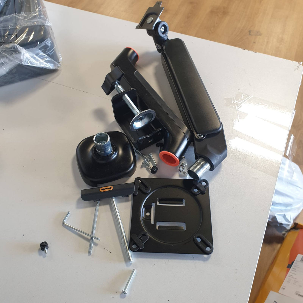 310067 - IBERGRIF Krah Monitori PC për Monitorë 13-32 Inç, Montim Ergonomik me Sustë Gazi, i Rregullueshëm në Lartësi, VESA 75/100 mm, MA001 - i Zi