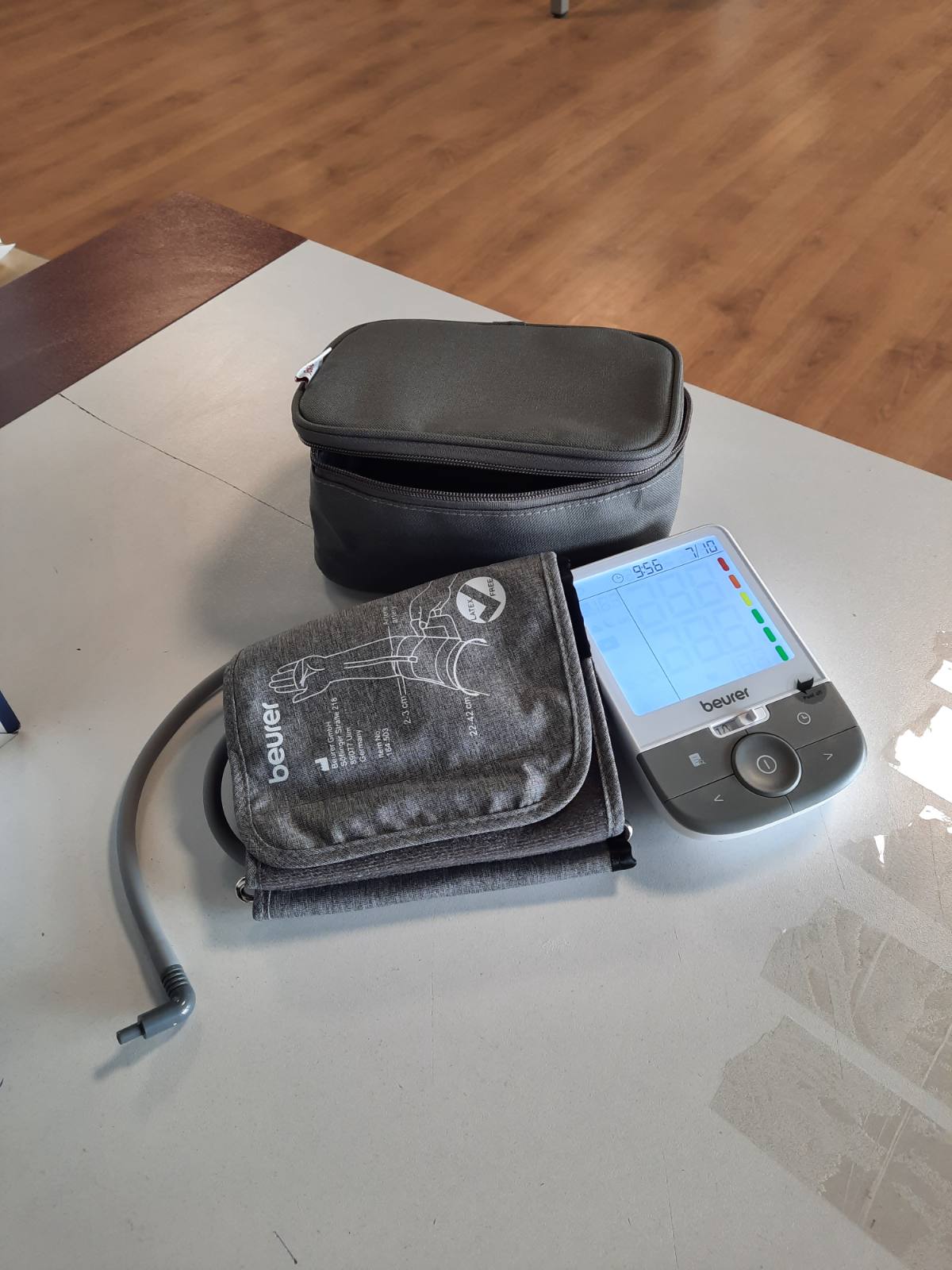 296698 - BEURER Monitor tensioni i gjakut BM 53, për krahun e sipërm, i validuar klinikisht, zbulim i AF, transferim të dhënash në Apple Health, gri-i bardhë