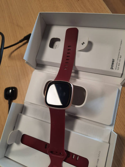 305031 - FITBIT Ora inteligjente Google Versa 4, Abonim 3-mujor Google Health Premium, deri në 6 ditë jetëgjatësi baterie, Purple Rose/Copper Rose alumini