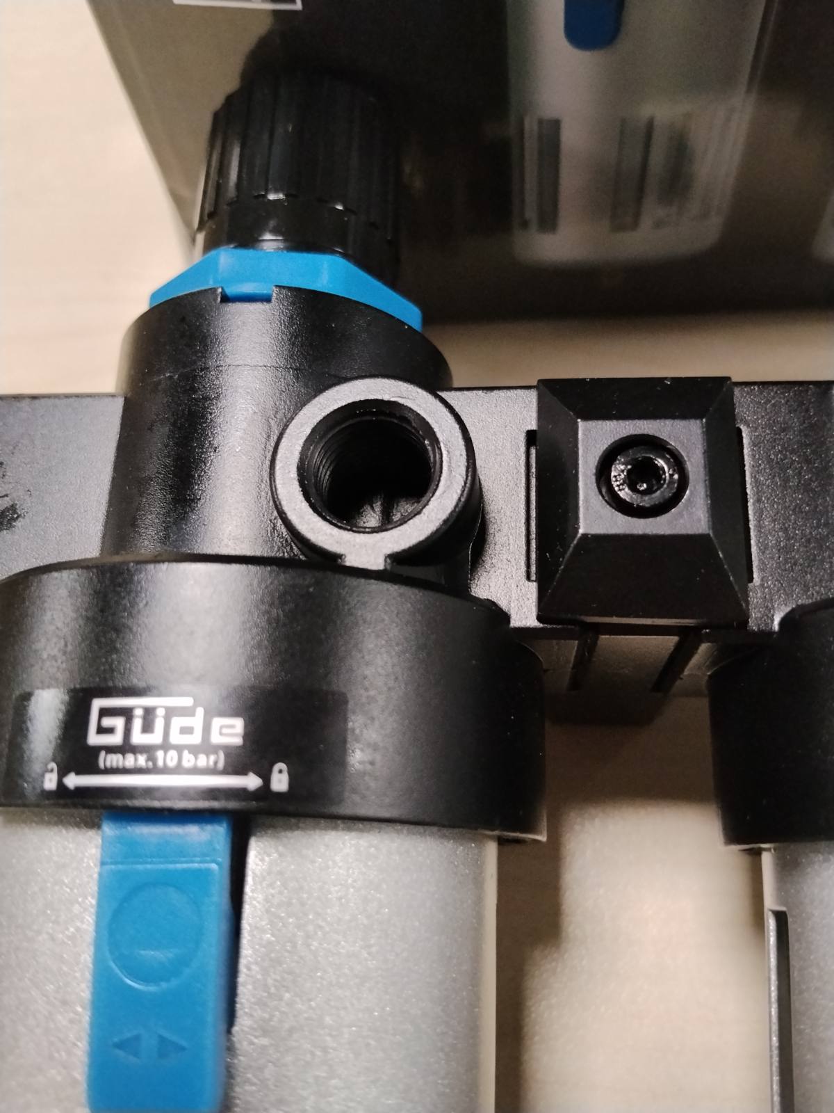 313301 - NJËSI MIRËMBAJTJE UDHËZUese 1/2" (fije lidhjeje IG 1/2"), presion maksimal pune 10 bar, montim kompresori, presion pune i rregullueshëm, pastron, filtron dhe lubrifikon ajrin