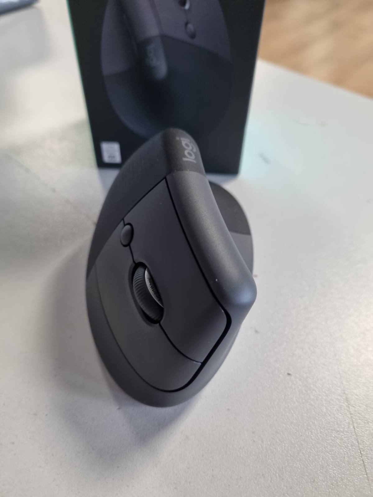 305166 - LOGITECH Lift, maus vertikal ergonomik, pa tel, marrës Bluetooth ose Logi Bolt USB, klikime të qeta, 4 butona, i pajtueshëm me Windows/macOS/iPadOS, laptop, PC, ngjyra gri