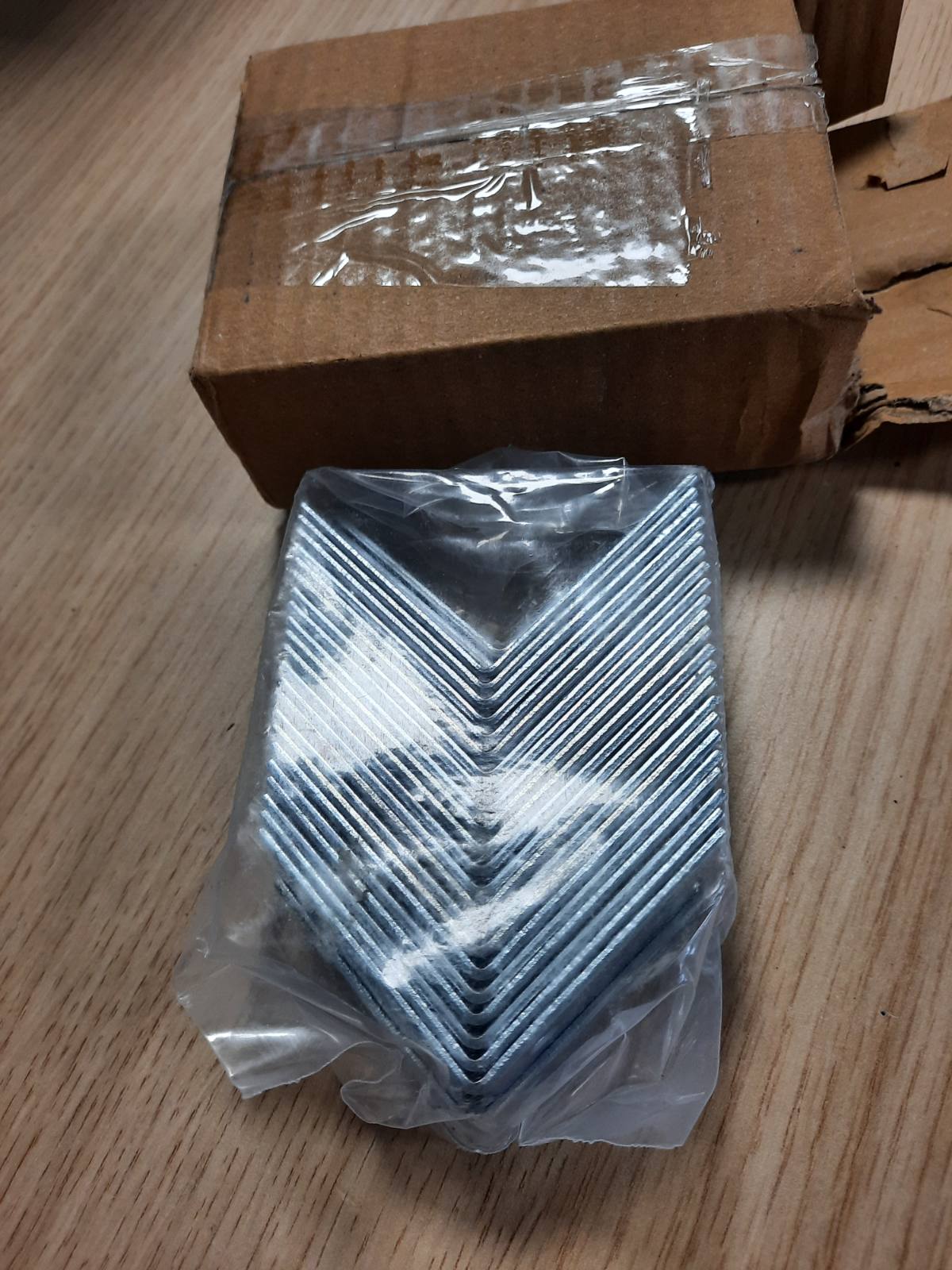 314836 - HELPMATE - 48 Mbështetëse Karrigesh Metalike, 50x50x15 mm, mbështetëse fiksimi të galvanizuara dhe të blu-të pasivizuara, mbështetëse fiksimi me mbrojtje anti-korrozioni, të qëndrueshme