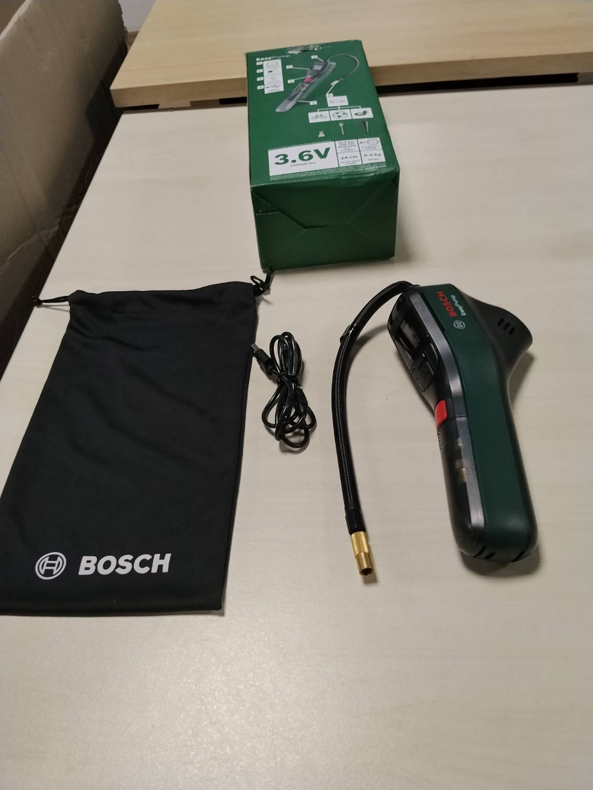 312699 - BOSCH Pompë elektrike për biçikleta EasyPump, Bateri 3.0 Ah, 3.6 volt, Funksion ndalimi automatik, 150 PSI, 10.3 bar, LED, Rikarikueshme USB-C®, Kuti kartoni